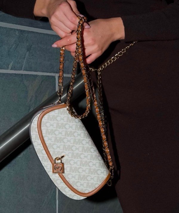 Michael kors mila shoulder bag with og box(20236-biege-brown) - Image 4